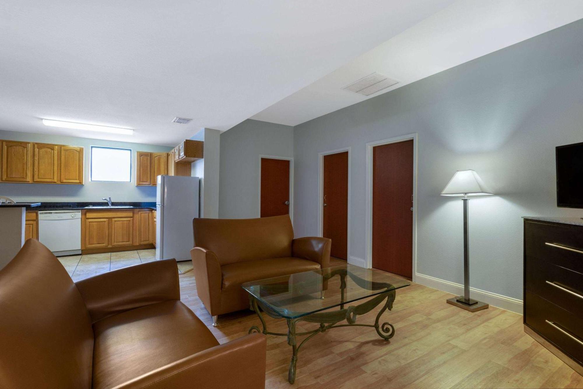 Days Inn & Suites By Wyndham Lakeland Exterior photo